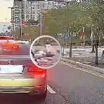 청소하고 있는 미화원에게 쓰레기 주는 줄 알았는데… 비닐봉지 속 물건에 울컥 (영상)