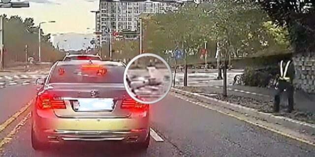 청소하고 있는 미화원에게 쓰레기 주는 줄 알았는데… 비닐봉지 속 물건에 울컥 (영상)