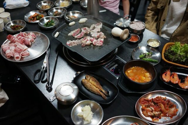 반찬이 진짜 잘 나오는 김포고기집 수선화 생고기