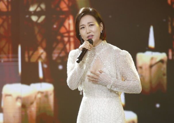 가수 장윤정, 립싱크 논란 해명… “음원 틀고 입만 벙긋한 적 없어”