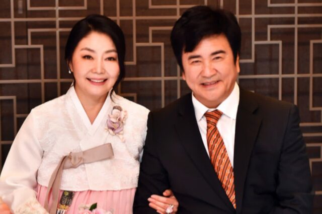 “엄마가 준 선물” … 30년 전에 헤어진 첫사랑과 ‘옥중 결혼’ 올린 여배우