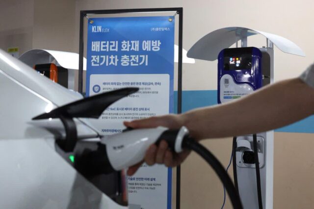 [단독]‘전기차 화재 예방’ 스마트 충전기 보급 열 올리지만…데이터 공유 안돼 무용지물 우려
