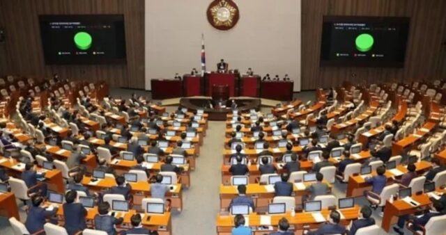 민주당 정치인 출신 경기도의회 공무원, 만취한 채 강남서 알몸으로 절도