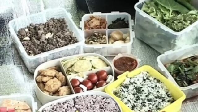 도시락 남기면 엄마가 우신다며 나눠 먹자는 친구