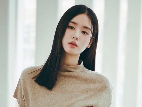 키 168cm인데.. 다리 너무 짧아 보여 보정 의혹 산 배우