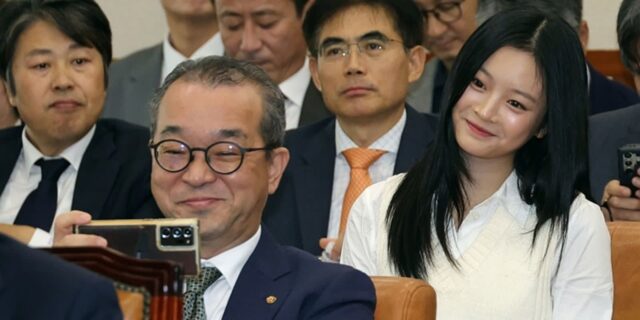 무거운 마음으로 국감장 찾은 하니… 대기업 사장님이 셀카 요청하자 밝은 미소로 응했다