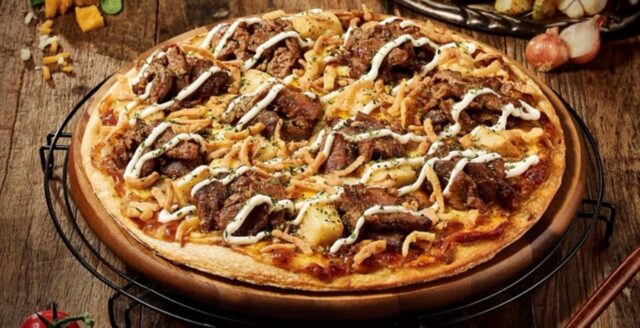 꽉 찬 맛과 가성비로 먹그레이드된 굽네 ‘갈비천왕 플러스 피자’ 나왔다