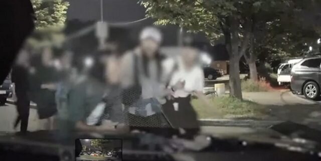 주차된 차에 몸통박치기 해 ‘손괴’ 시켜놓고 ‘치료비+대인보상’ 요구한 여성 (영상)
