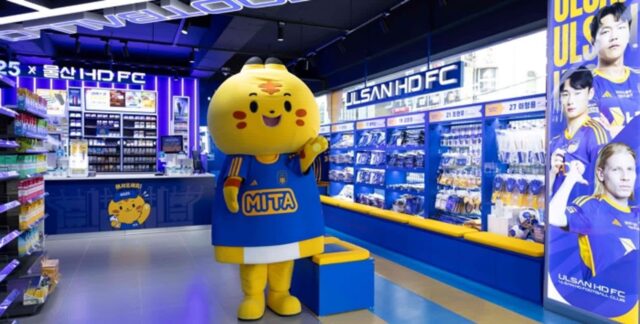“축덕들 다 모여라!”… GS25, 울산 HD와 축구 특화 매장 오픈