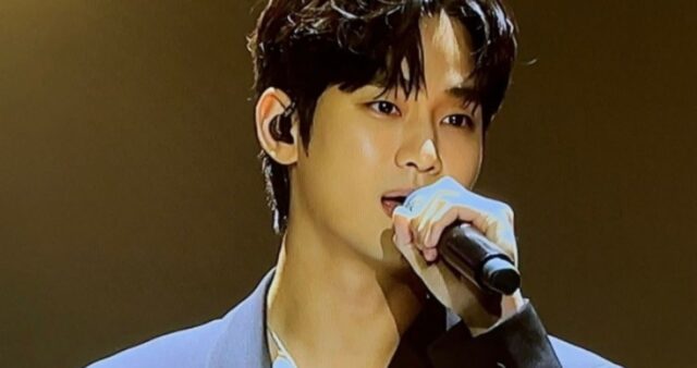 자기 팬미팅에서까지 아이유 덕질한 ‘유애나’ 김수현이 한 깜짝 행동… 팬들 반응 봤더니