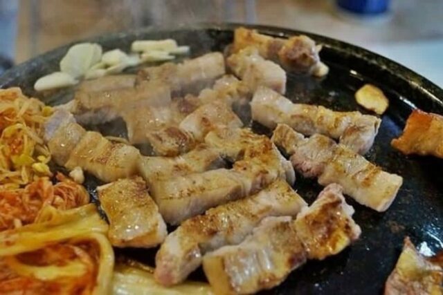 식당에서 삼겹살 구워먹을 때 옆에 있는 엄마의 특징