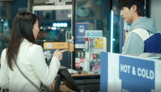 편의점에 갔는데 알바 얼굴이 너무 익숙하길래 물어 봤더니…
