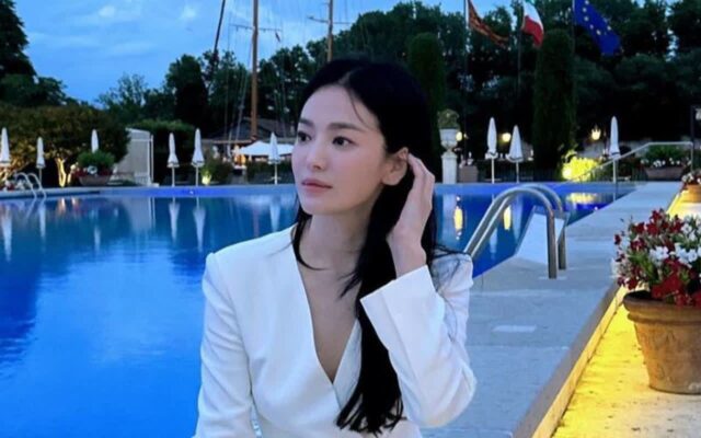 ‘검은 수녀들’이 된 송혜교X전여빈