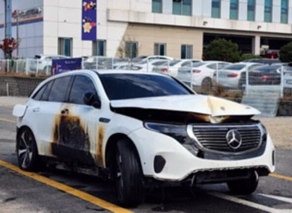 또 ‘벤츠 전기차’ 화재 이번에는 ‘충전 중’… 불이 난 벤츠 ‘EQC400 4MATIC’ 국내산 배터리 탑재된 것으로 확인