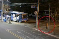 길에 쓰러진 여성, 그 곁에는 ‘경찰’이 있었다