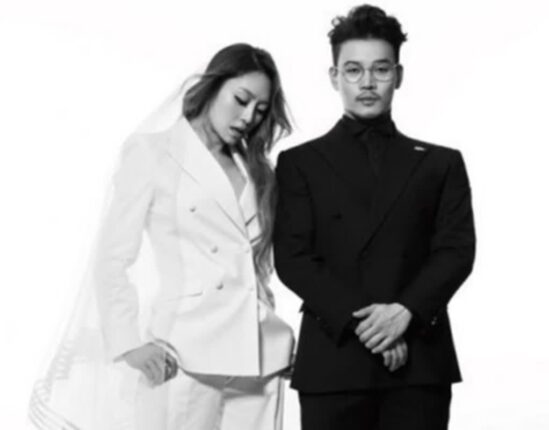 임신 숨기려고 압박스타킹 신고 무대 선. ㅐ우