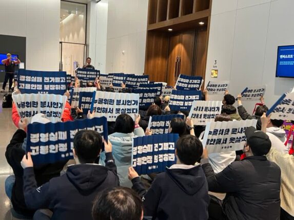 [현장] 엔씨 ‘개발조직 오래 품었다’ vs 노조 ‘우회적 해고’ 반발