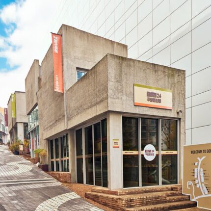 김남길의 ‘열혈사제’ 골목 팝업으로 재탄생