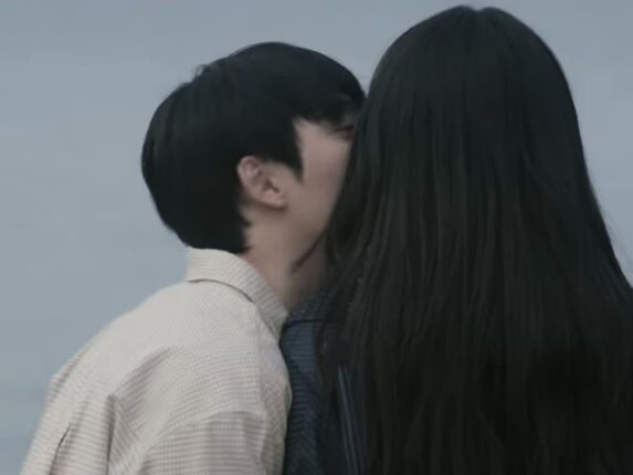 MV 촬영 중 남자 배우에게 뽀뽀 당해 도망친 여가수