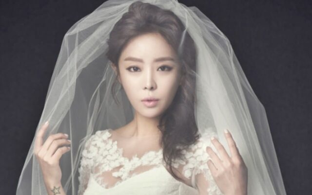 부모님도 친구도 없이 단 둘이 결혼식 올린 연예인