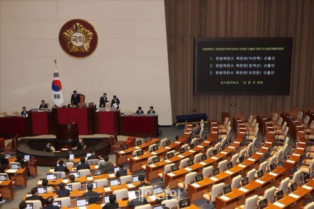[12/27(금) 데일리안 출근길 뉴스] 野, 헌법재판관 임명안 통과 강행…與, 치밀한 ‘정치력’으로 맞대응 등