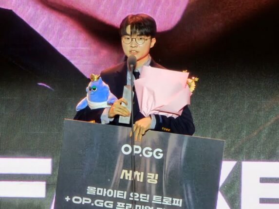 [LCK 어워드-포토] 유니폼 아닌 수트 입은 LCK 선수들