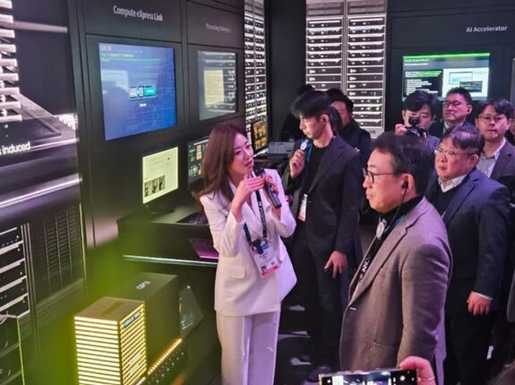 [CES 2025·현장] SKT 유영상 “삼성 부스 인상적..굉장히 전략적”