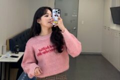 ‘꼬꼬무’ 주시은, 핑크 니트와 체크 스커트로 완성한 단아한 데일리룩