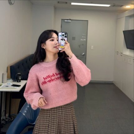 ‘꼬꼬무’ 주시은, 핑크 니트와 체크 스커트로 완성한 단아한 데일리룩