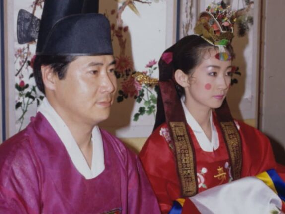 교통사고 당한 9살 연상 선배와 24살에 결혼한 여배우