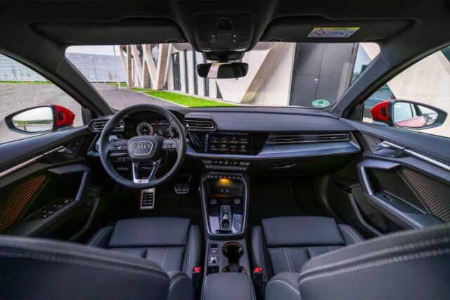 “BMW, 벤츠도 못 비빈다”.. 부분변경으로 돌아온 ‘컴팩트 세단’ 국내 출시