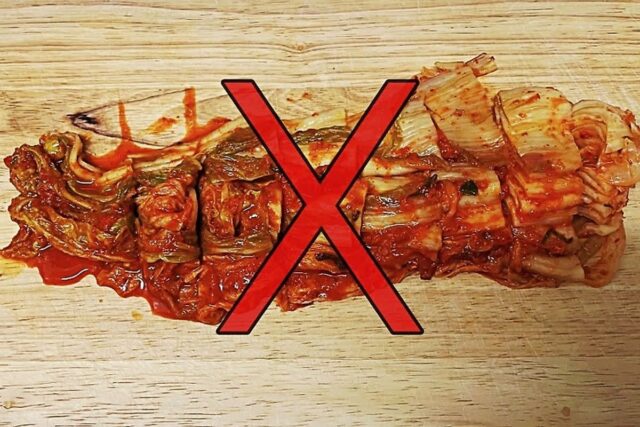 도마에 제발 ‘김치’ 바로 썰지 마세요! 이것 알면 평생 편해집니다