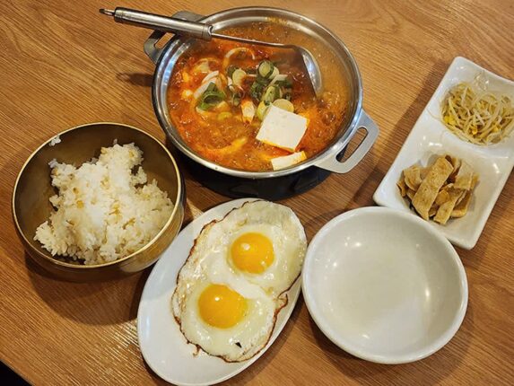나홀로 여행 서귀포식당 대독장 김치찌개 전문점 마음에 흠뻑