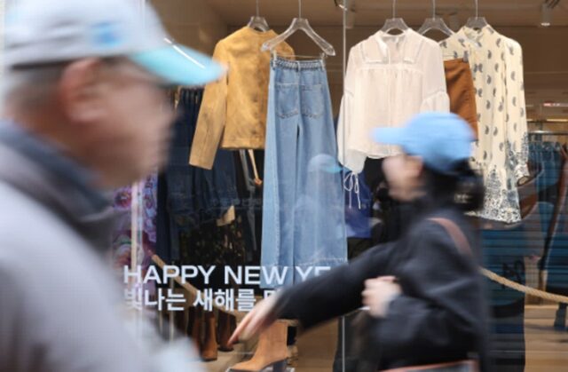 “돈도 없는데 새 옷은 무슨”…안 먹고 안 쓰는 사람들 참 많더니 벌어진 일