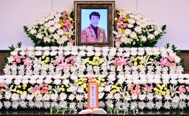 “대관이 형, 잘가”…’해뜰날’과 함께한 고 송대관 영결식