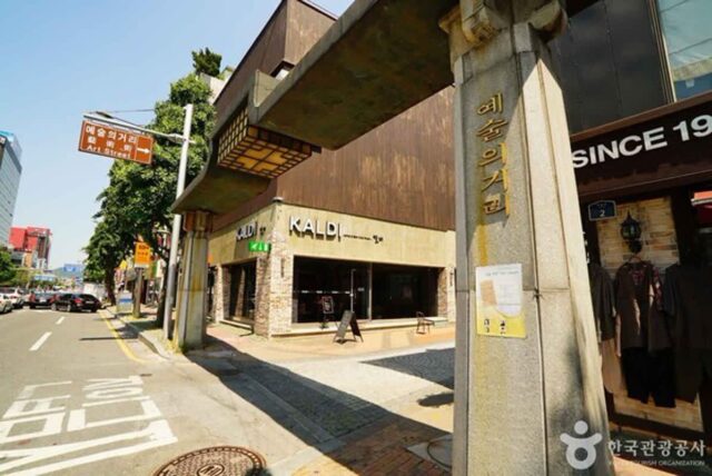 광주 예술의전당 주변, 예술과 자연이 어우러진 명소들