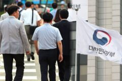 열심히 일해도 “월급날이 두려워요” … 정부까지 나섰지만, 분위기는 ‘글쎄’