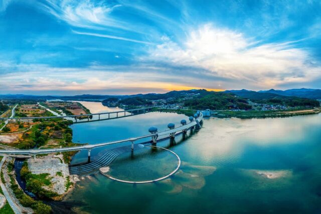 “바닥이 깨지는 효과까지?”… 남한강을 가로지르는 515M 초대형 ‘출렁다리’