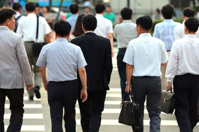 “아직 40대인데, 악몽을 꾸는 듯” … 얼어붙은 경기 속 아빠도 아들도 ‘한숨’