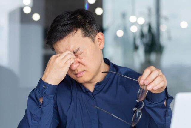 피곤할 때 눈 떨림 원인? 피로 누적 or 영양 결핍 신호