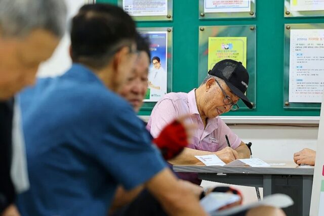 나라에서 “50만 원 준다는데” … 싸늘한 고령층 ‘절대 안 받는다’, 도대체 무슨 일?