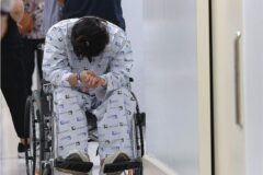 결국 “치료 포기했어요” … 5만 명의 환자 ‘피눈물’에도 정부는 ‘잠잠’