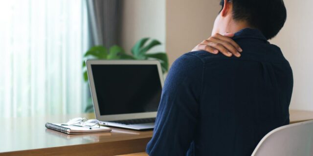 어깨 결림 해소 운동, 목과 등까지 함께 생각할 것