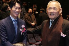 배우 진선규와 인사 나누는 유인촌 문화체육관광부 장관