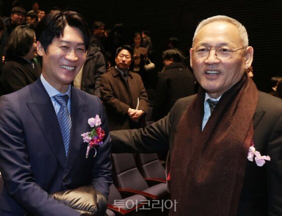 배우 진선규와 인사 나누는 유인촌 문화체육관광부 장관