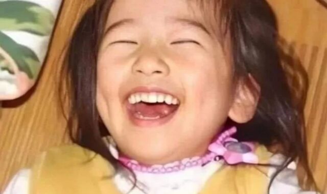 너무 해맑게 웃는 이 소녀의 놀라운 정체