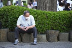 생계가 걸렸는데 “한순간에 빼앗긴다” … 정부의 냉정한 결단에 고령층 ‘눈물’
