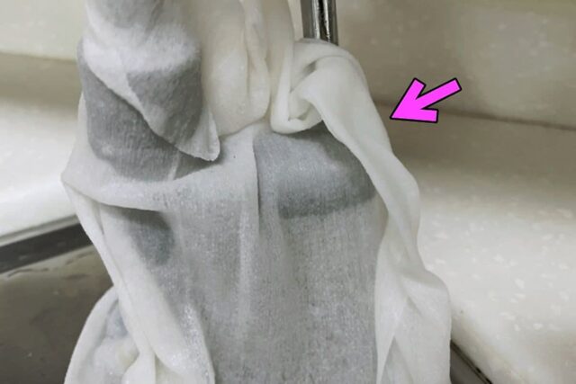 싱크대 수전에 ‘물티슈’를 1분 감아주니!? 삶의 질이 상승하네요~