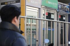 “옆집 남편 월급이..”, “똑같이 일해도 도대체 왜” .. 냉정한 현실에 서민들 ‘한숨’