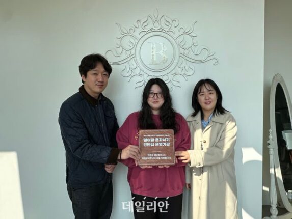 한수원, 자립준비청년 ‘열여덟 혼자서기’ 인턴십 기관 현판 전달